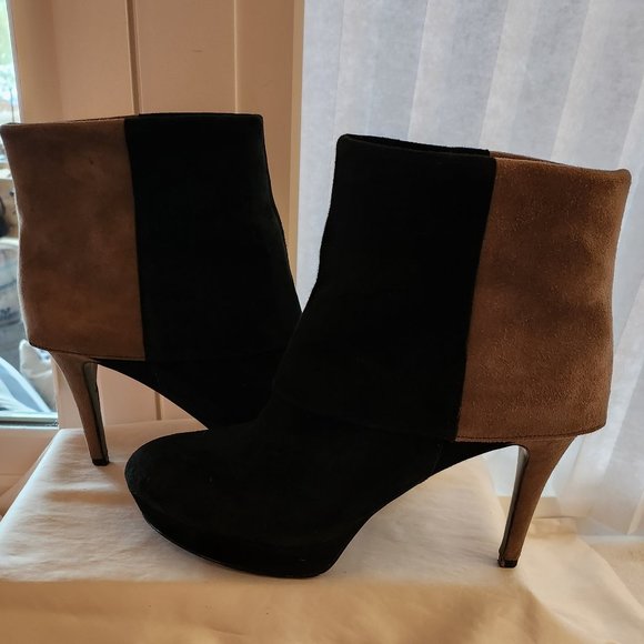 UNIQUE~Tahari Two-Toned Light Gray and Black Suede Booties (8M) - Picture 3 of 5